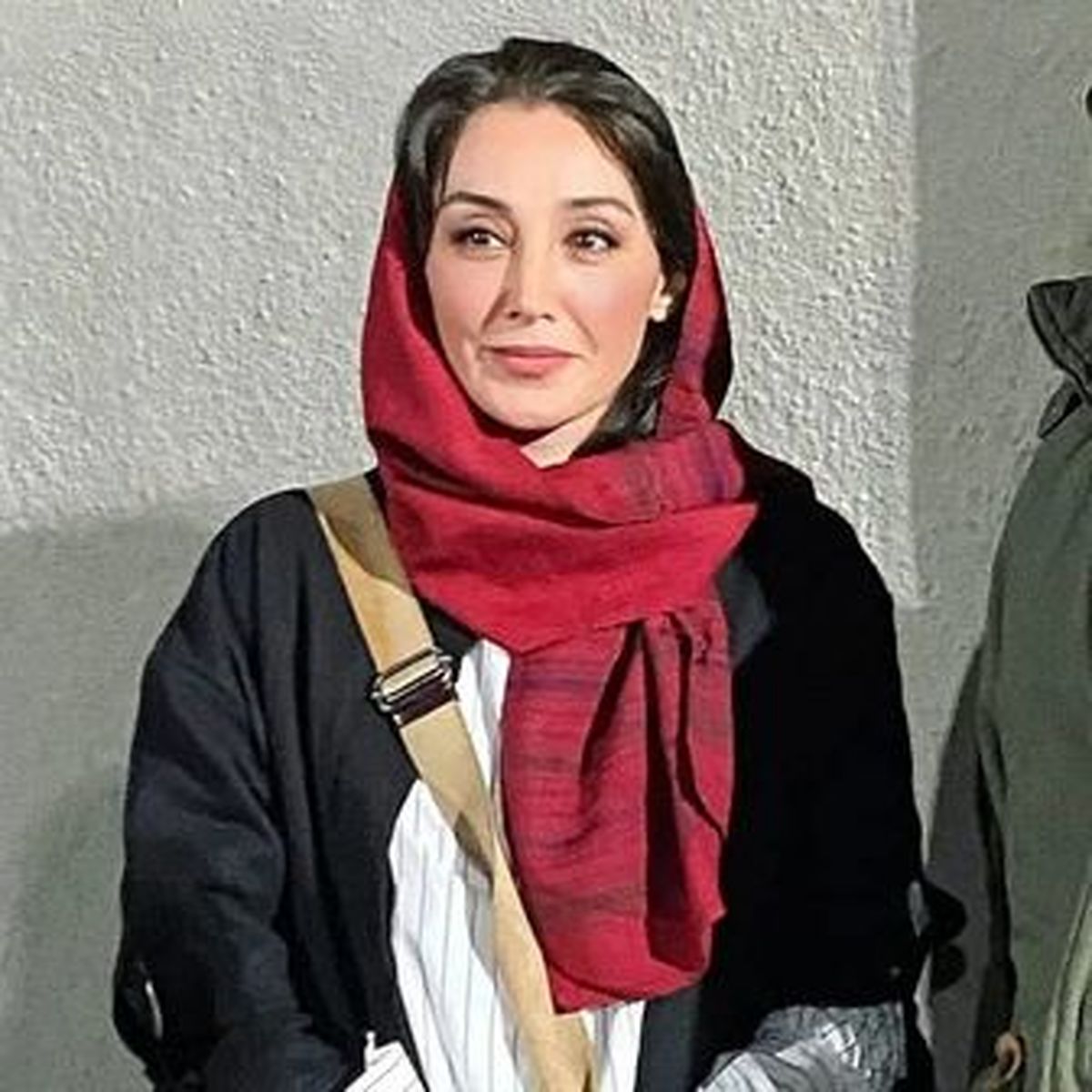 اقدام عجیب و شگفت‌انگیز خانم بازیگر جلوی چشم مردم/ «هدیه تهرانی» چرا این کار را انجام داد؟+ عکس