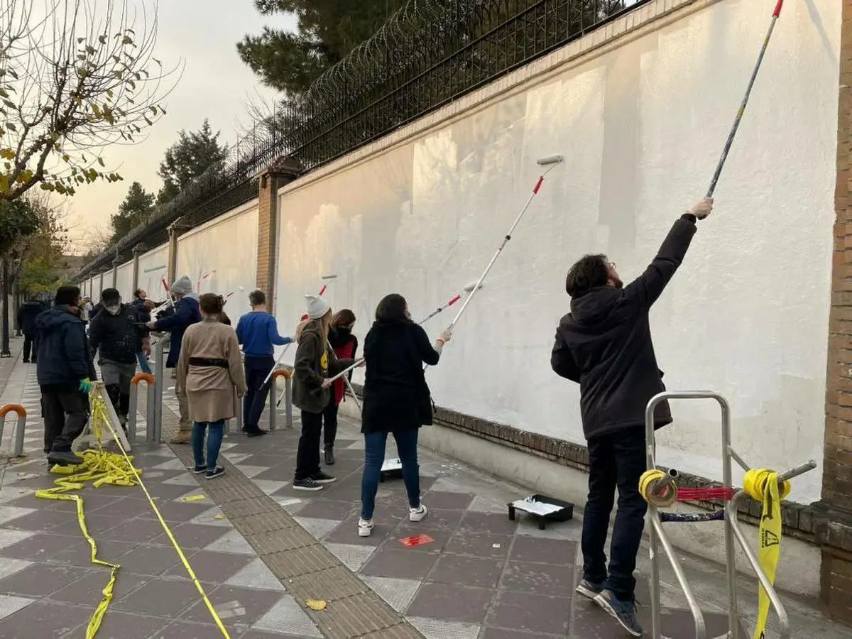 سفیر انگلیس به همراه کارمندان در تهران در حال پاک‌ کردن شعارها از روی دیوار+ببینید 