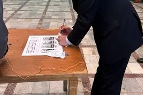 عراقچی در مسجد امام صادق (ع) میدان اقدسیه رای خود را به صندوق انداخت