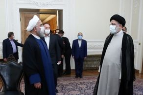 روحانی هنگام تحویل دفتر رئیس جمهور به رئیسی چه گفت؟ + فیلم