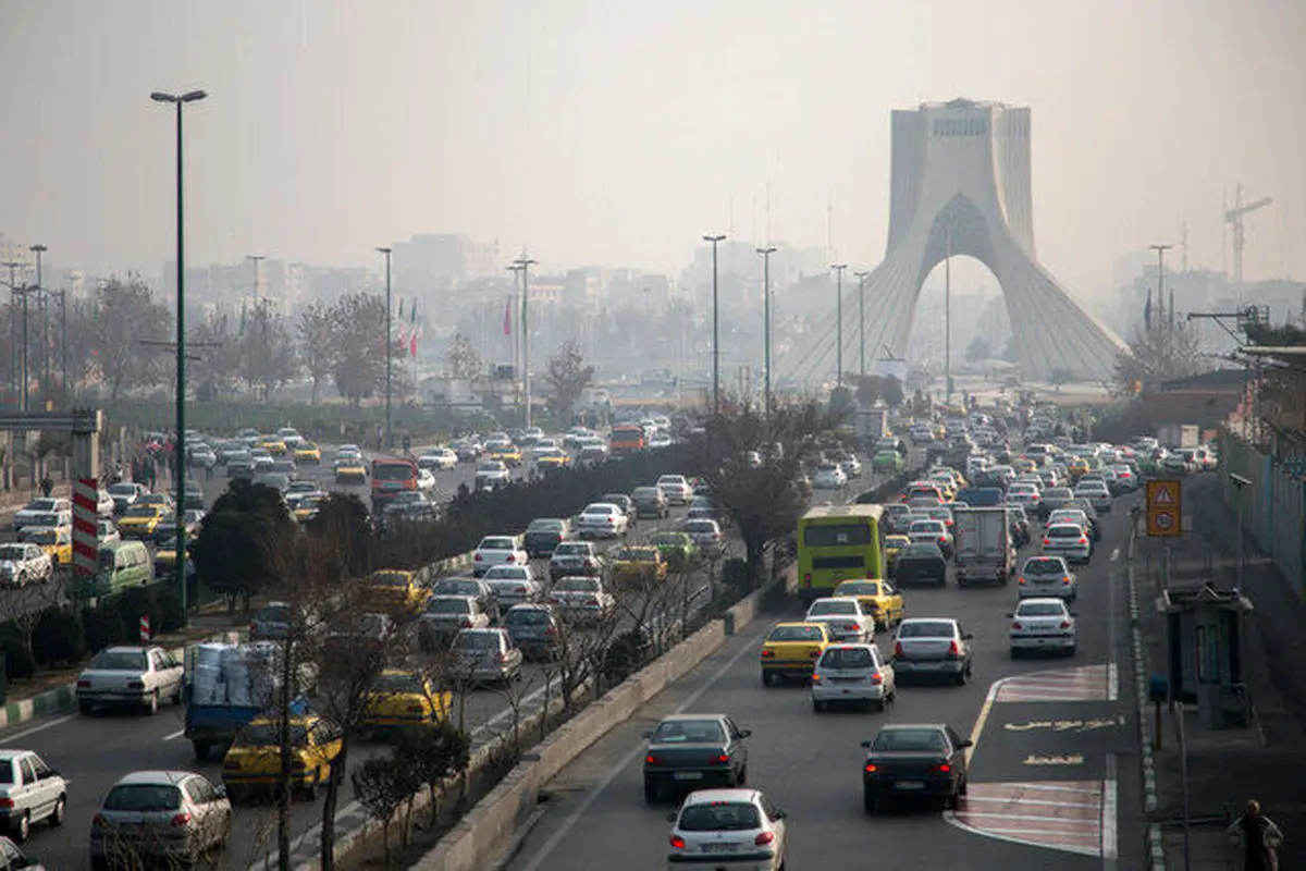 تصویر  ماشینی عجیب با 90 کیلو روکش طلا در تهران