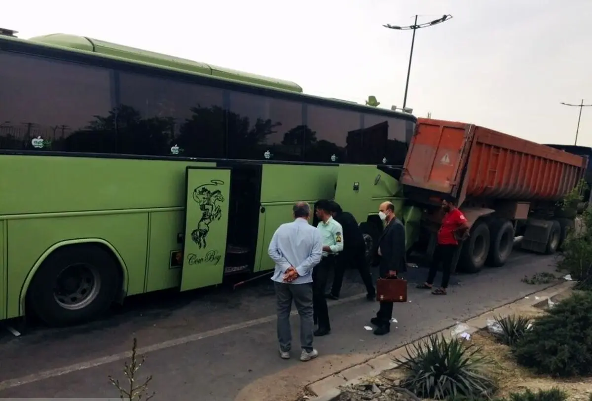 تصادف کامیون با ۲ دستگاه اتوبوس در جاده مشهد - نیشابور