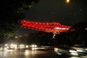 ایا می دانید امشب چرا پل طبیعت امشب به رنگ قرمز درمی‌آید؟