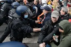 درگیری بین پلیس و معترضان شدت گرفت/مردم: محدودیت‌های کرونایی را بردارید+جزییات