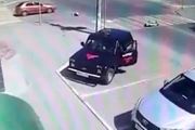 راننده دیوانه دو کودک را در روز روشن زیر گرفت!+فیلم