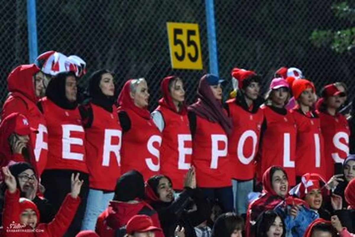 شعار تند بانوان پرسپولیسی علیه مدیریت باشگاه پرسپولیس در آزادی