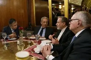 دیدار عراقچی با سه وزیر پیشین مصر در رستوران 
