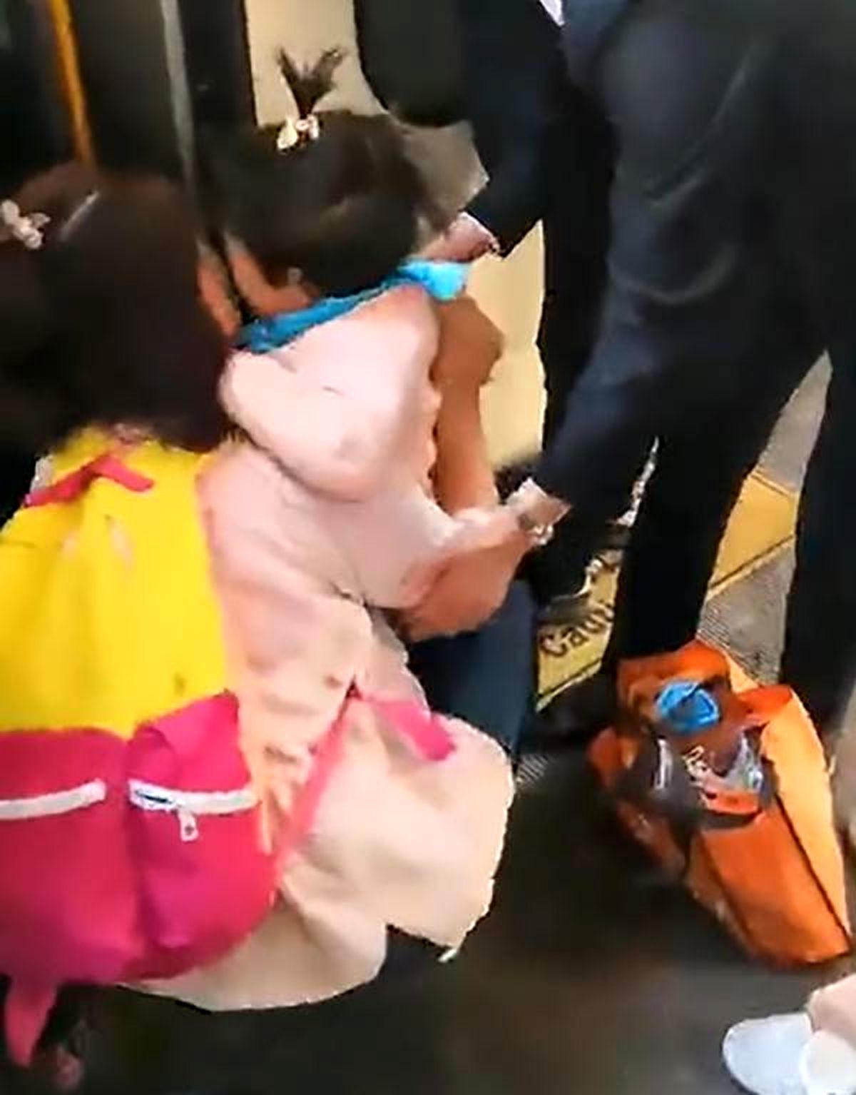افتادن هولناک کودک زیر قطار مترو حین گوشی بازی مادر!+ عکس
