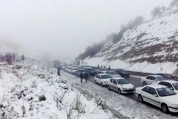 تصاویری از تردد خودروها در جاده برفی