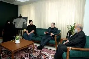عراقچی به منزل سردار حاجی زاده رفت 