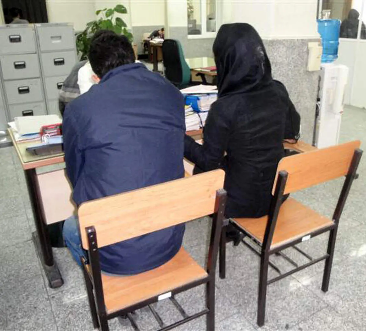 شوهرم بدون اظلاع وارد خانه شد و من که بخاطر حضور مرد غریبه هول شده بودم...!