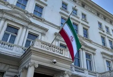 پرچم سفارت ایران در لندن نیمه افراشته شد