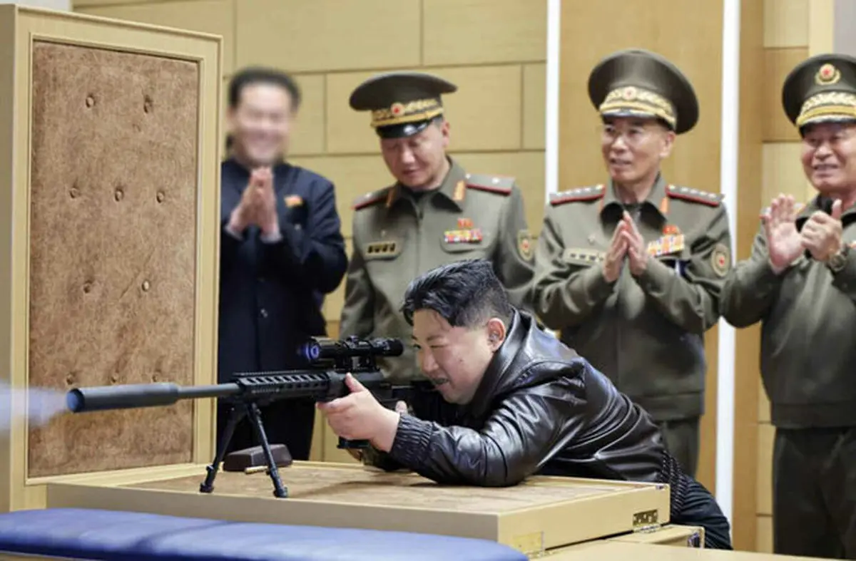 رهبر کره شمالی در حال شلیک با اسلحه دوربین‌دار + عکس