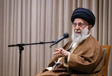 رهبر انقلاب در کنار مادرشان خدیجه میردامادی/ عکس