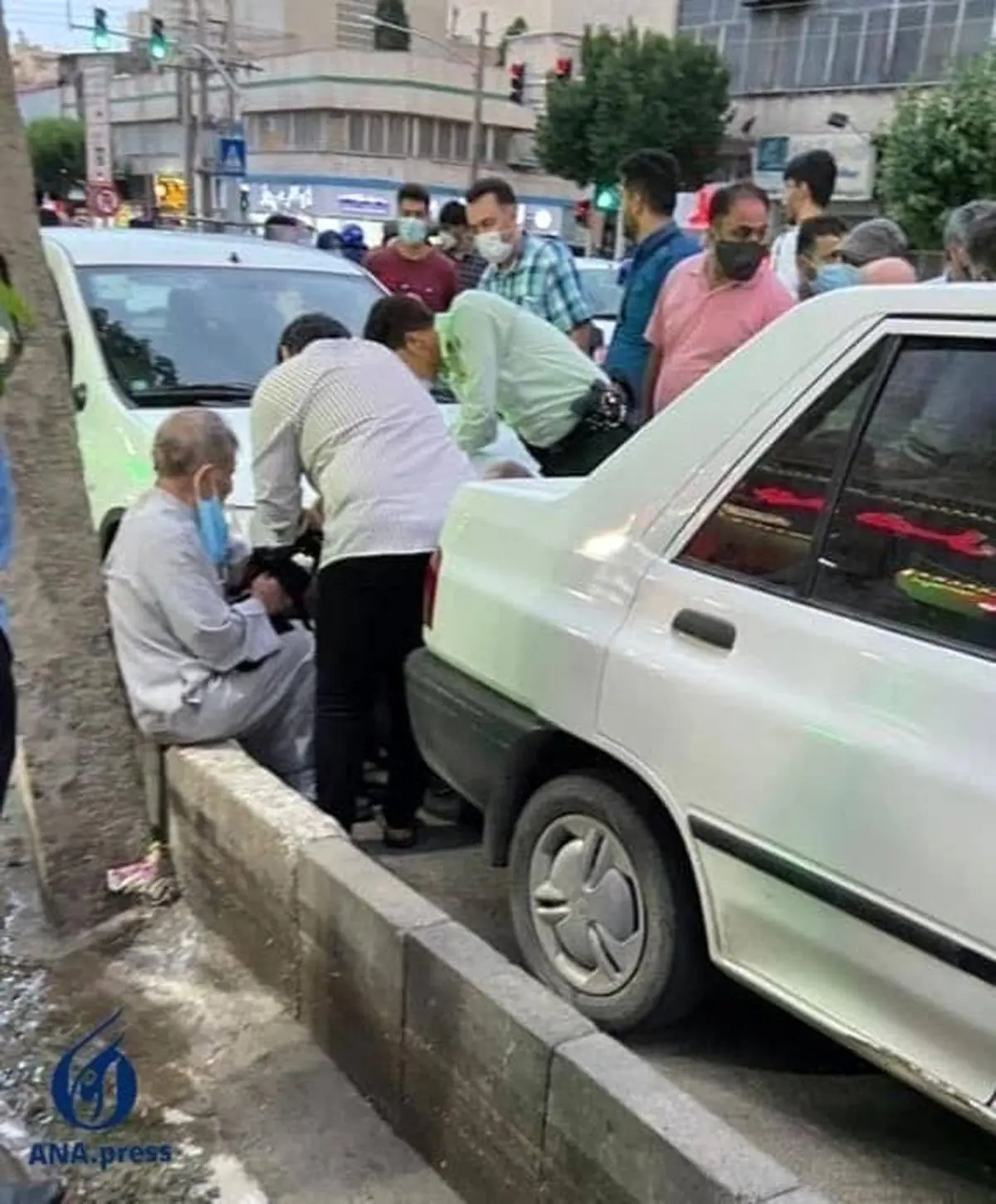 اراذل و اوباش با تیغ موکت بری به روحانی معروف حمله کردند