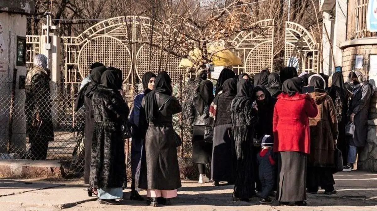 سرکوب زنان معترض در افغانستان با خودروی آب پاش و شاخه درخت