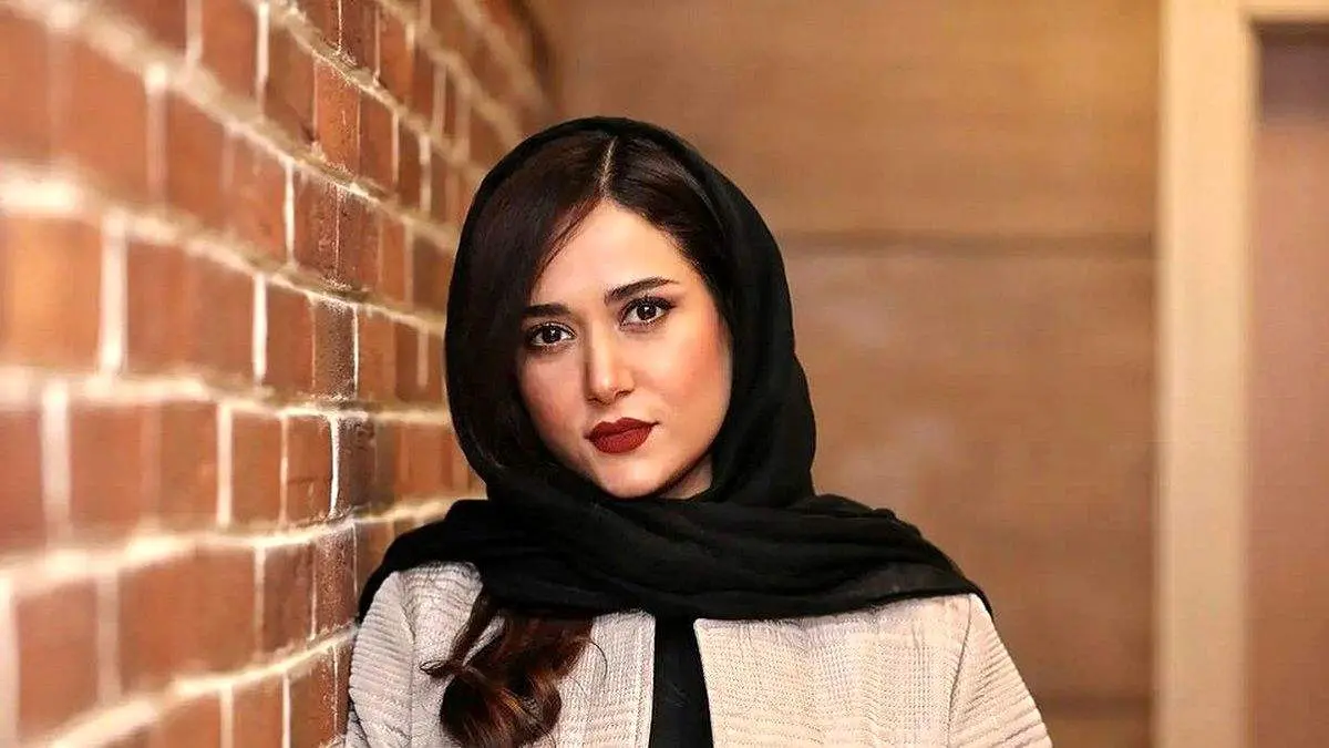 عکسی کمتر دیده شده از چهره بدون آرایش پریناز ایزدیار در اتاق گریم جشنواره کن+ تصویر