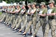این زنان ارتش با کفش پاشنه بلند جنگ می‌کنند + ببینید 