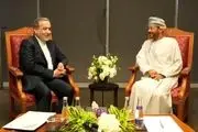 گفت‌وگوی خصوصی عراقچی و وزیر خارجه عمان 