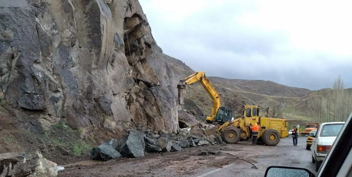 خسارت به ۱۵ خودرو در محور کندوان در پی ریزش سنگ/ کشته و مصدوم شدن ۵ نفر