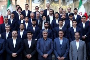 عکس یادگاری ملی پوشان فوتبال با رئیسی پس از عزیمت به دوحه