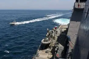 شلیک تیرهای کشتی آمریکایی به قایق‌های نظامی ایران!+جزییات
