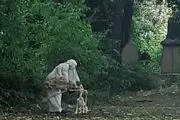 رقص عجیب زن راهبه با یک اسکلت در قبرستان!+ عکس