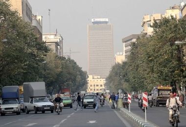 ماشینی با 60 کیلو روکش طلا در خیابانهای شمال شهر تهران/ عکس