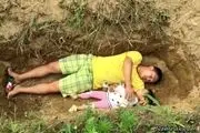 خوابیدن غم انگیز پدر با دخترش داخل قبر! + عکس