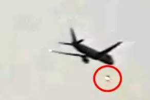 جنجال بشقاب‌ پرنده‌ای که کنار هواپیما دیده شد!
