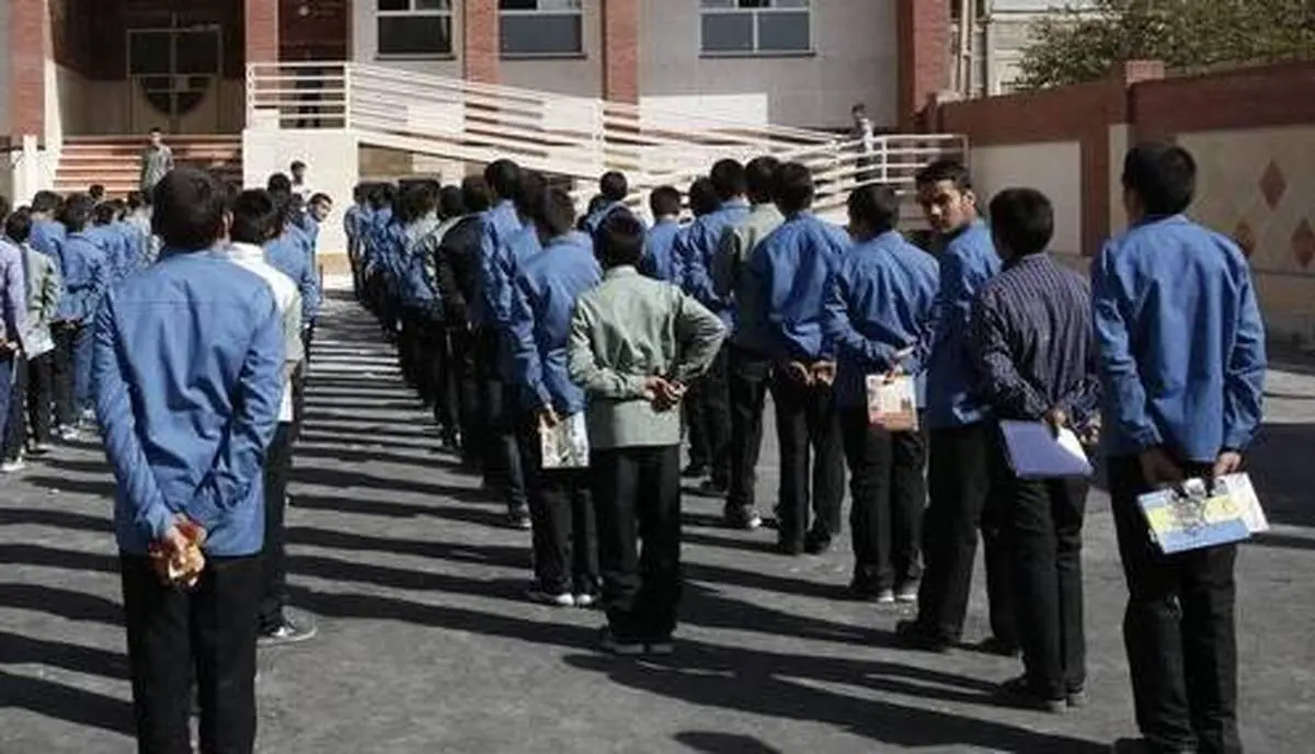 یک دانش آموز با مرام با اقدام بامزه اش در مدرسه حماسه آفرید/ تصویر