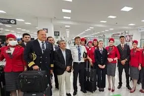 عکس یادگاری احمدی نژاد با زنان بی حجاب در فرودگاه مکزیکوسیتی + ببینید 
