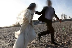 حمله وحشیانه یک زن به عروس وسط مراسم!+فیلم شرم‌آور