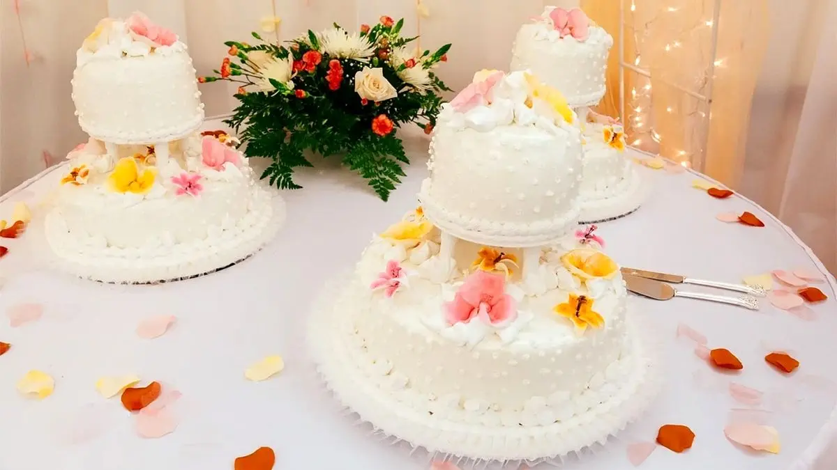 این عروس بی‌آبرو کیک مراسمش را به مهمان‌ها فروخت!+عکس