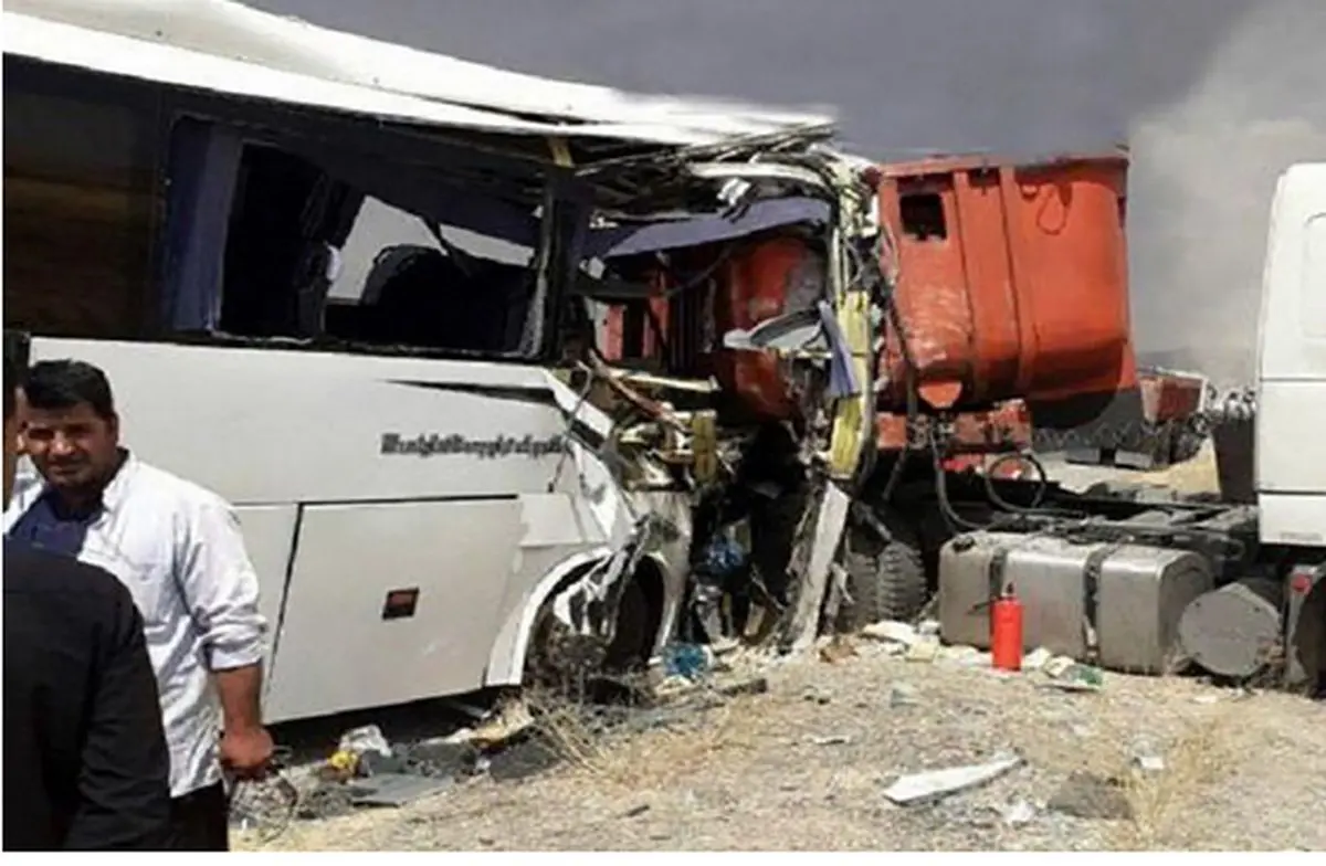 تصادف هولناک یک تریلی با اتوبوس در خمینی‌شهر/ تعداد کشته ها