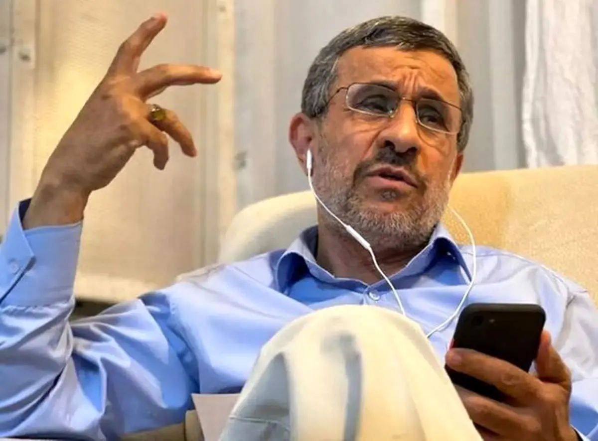 دیدار وزیر خارجه ترکمنستان در فرودگاه استانبول با احمدی نژاد