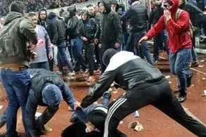 کتک خوردن پلیس توسط تماشاگران در زمین فوتبال!+فیلم