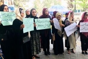 تظاهرات زنان آرایشگر افغانی در اعتراض به بستن آرایشگاه‌های زنان