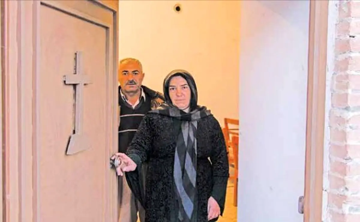 زنی که هم کلیددار کلیسا و هم کلیددار مسجد
