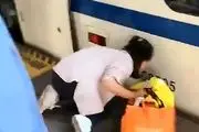 بیخیال‌ترین مادری که تاکنون دیده‌اید/ افتادن بچه زیر ریل قطار!+عکس