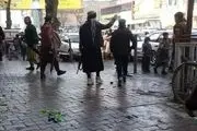 پرتاب سنگ به درب کنسولگری ایران در شهر هرات توسط معترضین وابسته به طالبان/ ببینید 