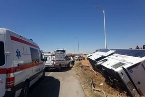 واژگونی هولناک اتوبوس در اصفهان/ جزئیات