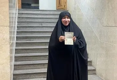 سومین کاندیدا زن وارد ستاد انتخابات وزارت کشور شد + عکس 