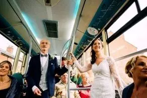عروس دلش نیامد ماشین عروس کرایه کند با اتوبوس به مراسم آمد! + عکس