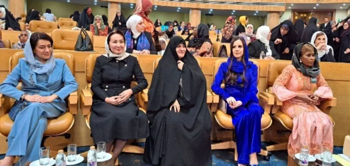 کنگره زنان تاثیرگذار برای میل خانم رئیسی برای بانوی اولی بود| حجاب میهمانان را با حجاب مهسا امینی قیاس کنید!