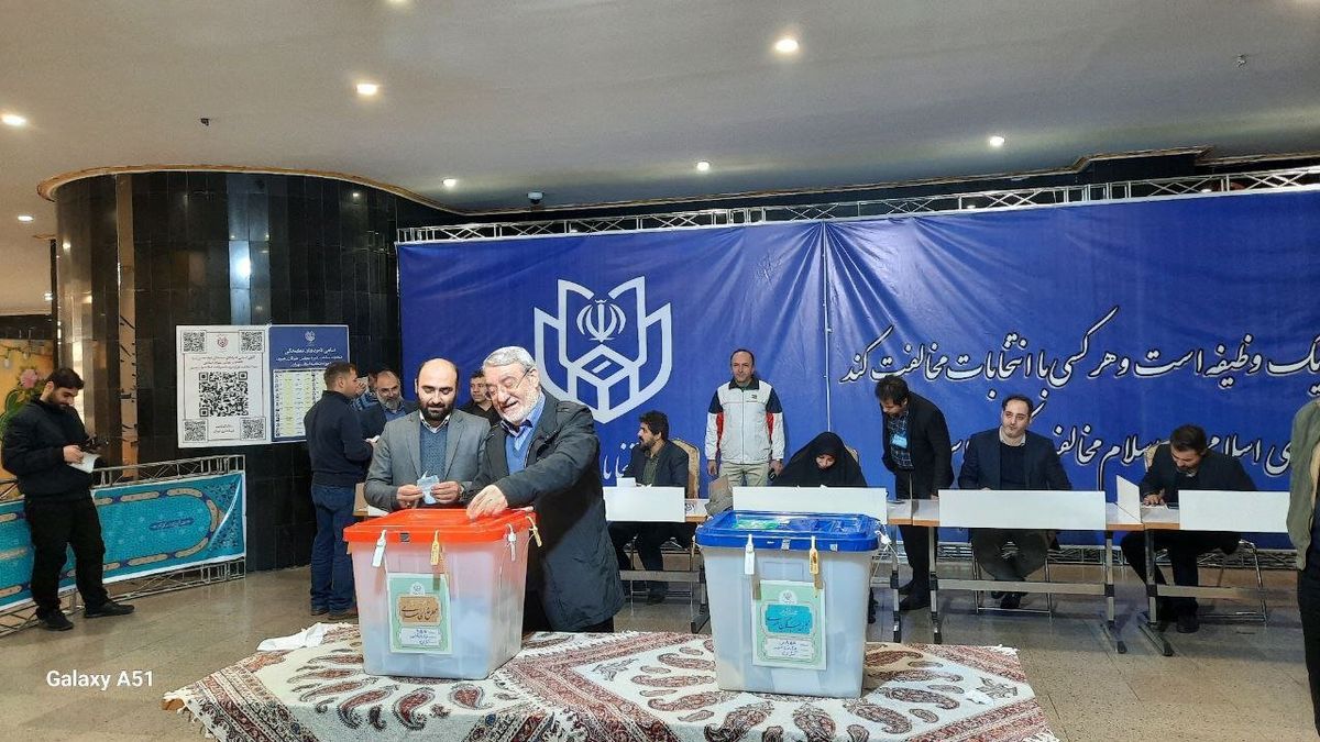 وزیر حسن روحانی هم آمد/ محمود واعظی و همسرش هم رای دادند + ببینید 