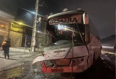۱۲ مصدوم در حادثه تصادف شدید اتوبوس و کامیون در محور جاجرود