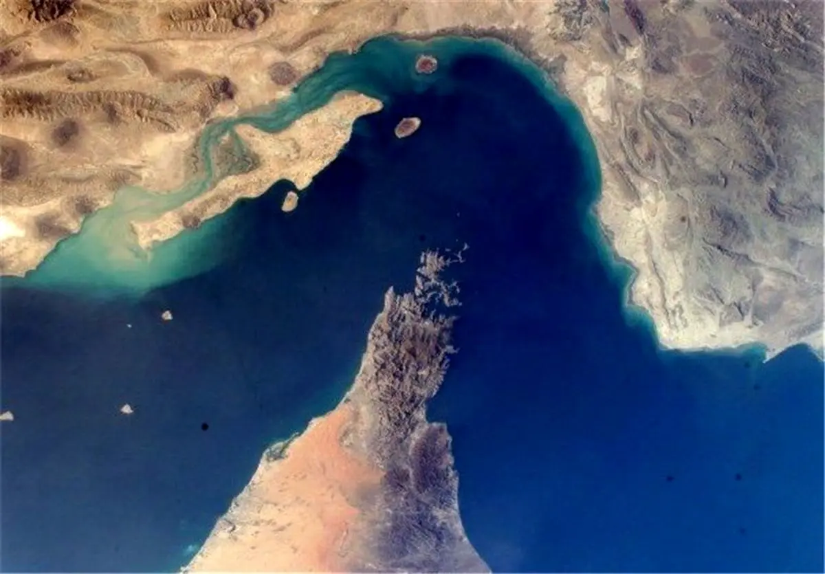 نیروی دریایی آمریکا مدعی شد: ایران سعی کرد دو نفتکش را در تنگه هرمز توقیف کند 