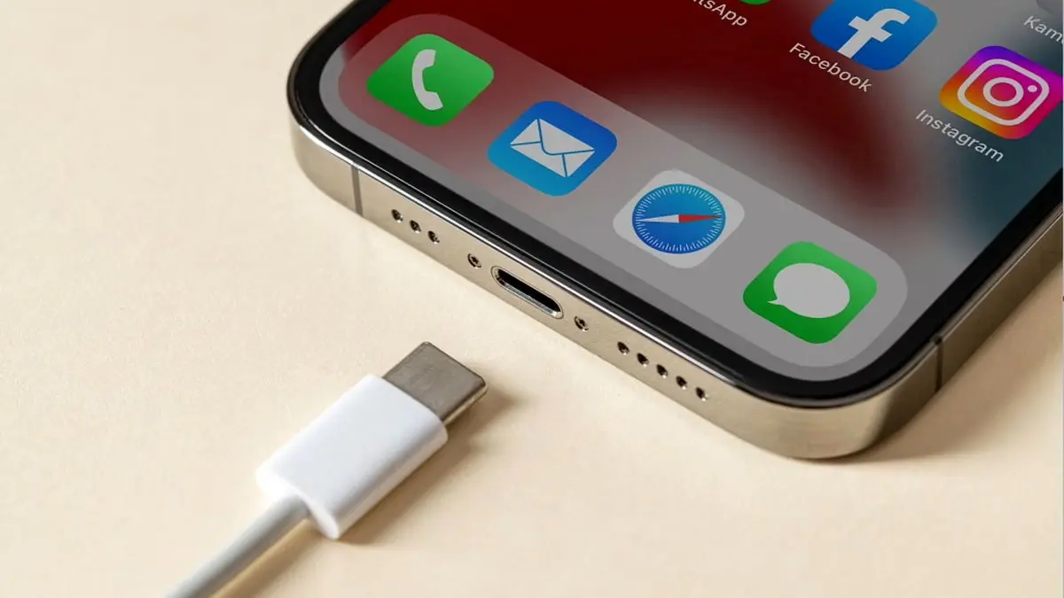 آیفون ۱۵ چگونه مجبور به استفاده از USB-C شد؟