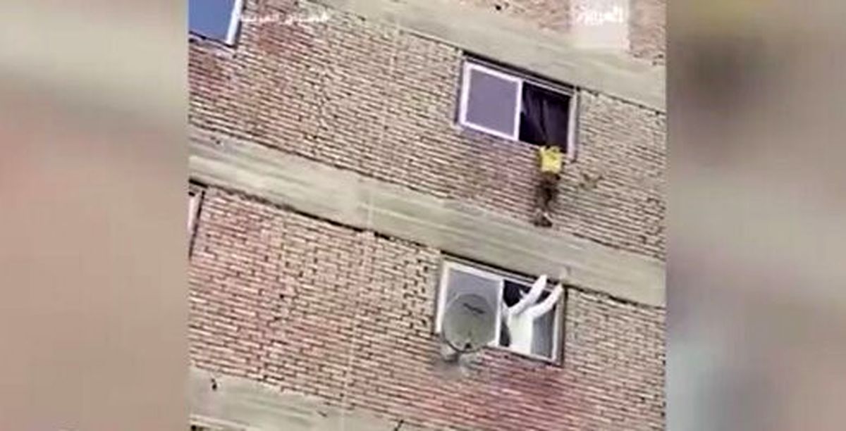 نجات معجزه‌آسا یک کودک از سقوط از طبقه سوم ساختمان!+فیلم